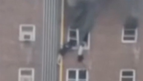 فيديو مثير.. هربا من مبنى اندلع فيه حريق بأغرب طريقة ممكنة
