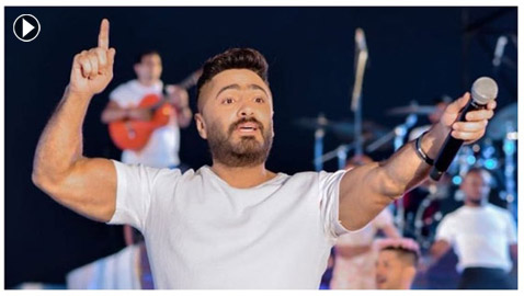 فيديو: تامر حسني وموقف طريف على المسرح: أخذ هاتف معجب وردّ على المتصل بخفة دم!