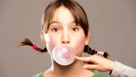 أغرب 10 أشياء محظورة حول العالم أبرزهم: مضغ العلكة والأقلام الرصاص