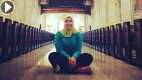 فيديو وصور أول مصرية مسلمة محجبة ترنم أغاني الكريسماس بكاتدرائية في نيويورك