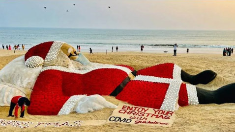 تمثال مصنوع من الرمل لبابا نويل مُزين بـ 5400 وردة