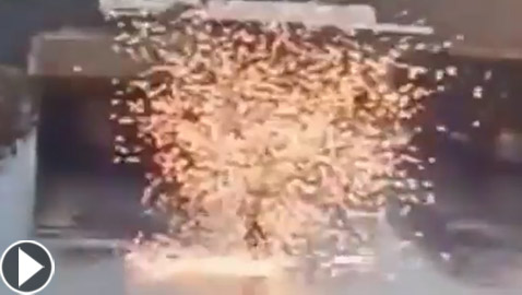 بالفيديو: صاعقة تضرب رجلا في الشارع بطريقة مرعبة