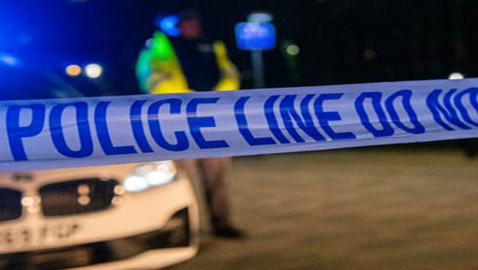 صورة سيلفي تتسبب بفصل شرطي بريطاني.. التقطها بموقع جريمة!