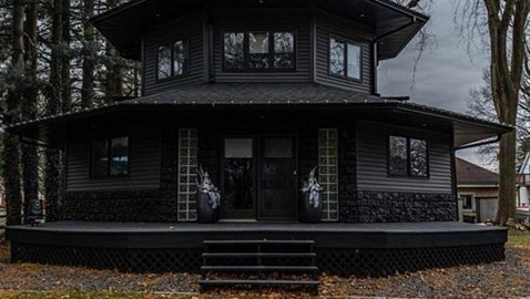 بالصور :منزل أسود غريب للبيع بربع مليون دولار