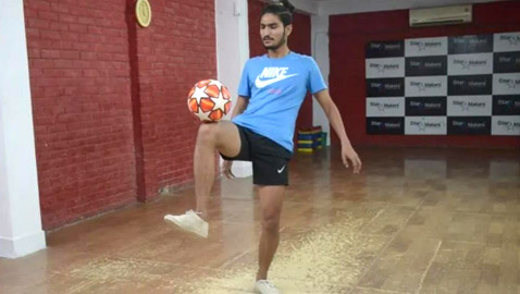 شاب يسجل رقما قياسيا جديدا بموازنة الكرة.. فيديو