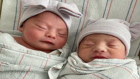 قصة غريبة لتوأم أمريكي.. ولدا في عامين مختلفين! صور