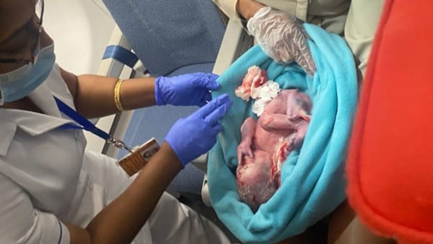 توقيف مراهقة وضعت طفلها بمرحاض طائرة ورمته بسلة المهملات