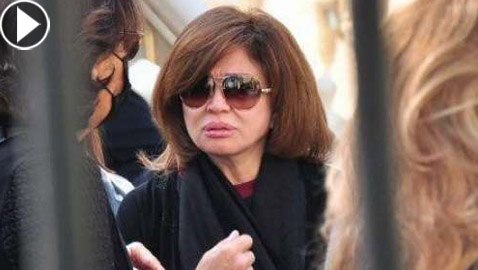 إلهام شاهين تهاجم منتقديها بعد صلاتها بدون حجاب في جنازة مها أبو عوف!.. فيديو