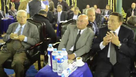 عادل إمام يغازل فتاة في عزاء والدة الإعلامي وائل الإبراشي.. شاهد ردة فعلها الصادمة!