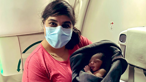 وُصفت بالمعجزة: طبيبة تساعد سيدة على الولادة بطائرة فوق الأجواء المصرية