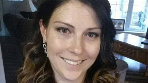 مرض غامض يجعلها تصطدم بالأشياء