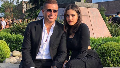 فيديو: جنا عمرو دياب تؤدي اغنية بصوتها العذب وتدعو الجمهور لحفلها الأول 