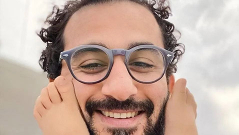 صور أحمد حلمي يلهو مع ابنه الصغير: 