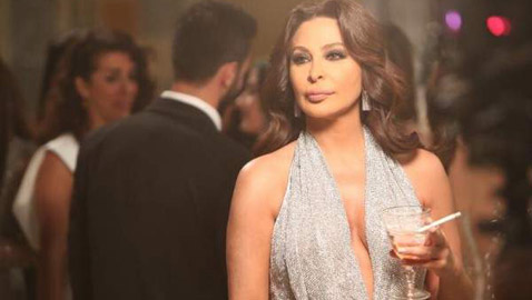 فنانة ماليزية تغني 