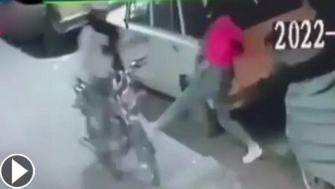 فيديو: فتاة مصرية تتصدى بشجاعة لسائق موتوسيكل حاول الاعتداء عليها