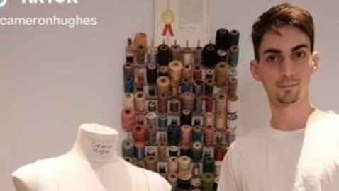 بالصور :أمريكى صمم فساتين تتنفس وتطبع ورق ويحلم بالتصميم لـ ليدى جاجا