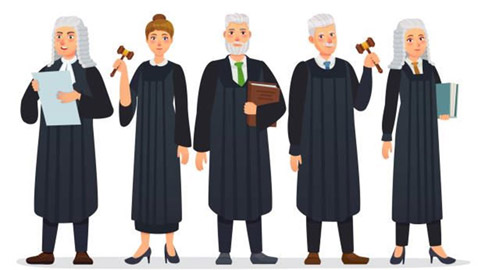 باروكة مجفّفة وألوان مختلفة… هذا ما يرتديه القضاة حول العالم