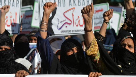 الحرب على الحجاب في الهند.. فيديو لإجبار طالبات على خلعه للسماح لهن بدخول المدرسة!