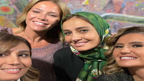 بالصور: حلا شيحة بالحجاب الكامل في أحدث إطلالة لها مع شقيقاتها