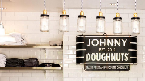 سلسلة مخابز أمريكية تبحث عن “مولعٍ بالكعك المحلَّى”.. وظيفته تجريب نكهاتها وترويجها على “السوشيال ميديا”