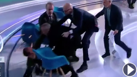 فيديو صادم.. برنامج تلفزيوني أوكراني يتحول لحلبة مصارعة!