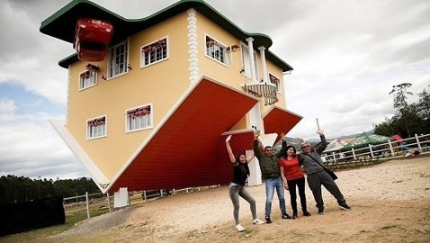 منزل معكوس يجذب السياح في كولومبيا