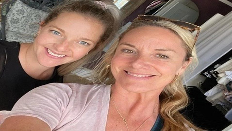 تكسب النقود من تنظيم خزائن ملابس المشاهير