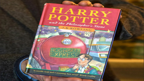 نسخة شبه مهترئة نادرة من سلسلة هاري بوتر تباع بآلاف الدولارات