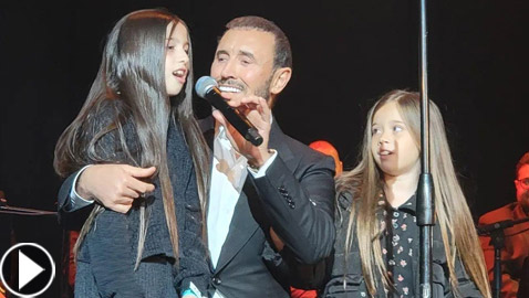 فيديو: كاظم الساهر يغني مع حفيدتيه على المسرح والجمهور يتغزل بجمالهما