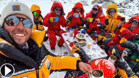 فيديو وصور: أعلى حفل شاي في العالم على قمة جبل إيفرست