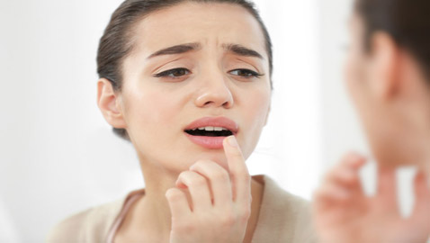 6 خلطات طبيعية لترطيب الشفاه
