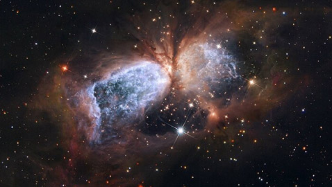 علماء فيزياء: داخل كوننا كون آخر يعود بالزمن إلى الوراء!