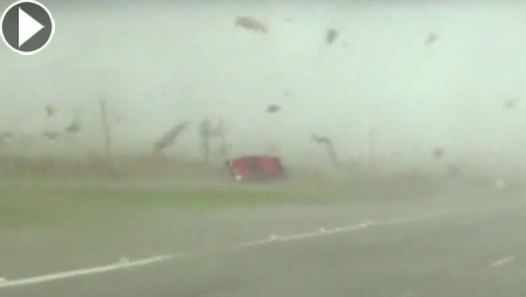 لن تصدق عينيك.. عاصفة رملية قلبت سيارة عدة مرات فأكملت طريقها!