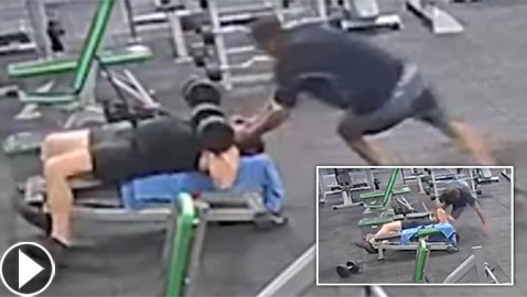 فيديو صادم لرجل هاجم زميله وضرب رأسه بوزن حديدي بصالة رياضية!