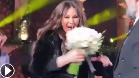 إليسا سعيدة بالتقاط باقة ورد شام الذهبي في زفافها (فيديو)