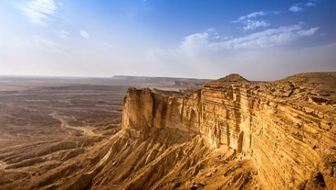 أبرز 10 معلومات عن جبل طويق.. ستثير دهشتك