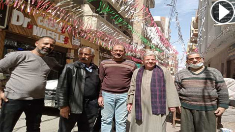صور وفيديو: مسلمين وأقباط يزينون معا شوارع المنيا في مصر لاستقبال رمضان