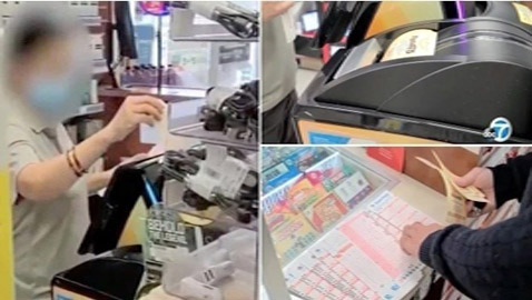 تفوز بـ 10 ملايين دولار بسبب اصطدام رجل بها بالخطأ