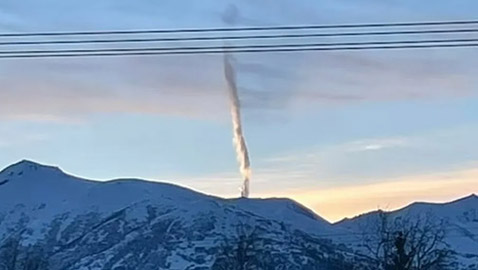 جسم غامض أم سلاح سري؟.. سحابة غريبة فوق جبل تثير الجدل