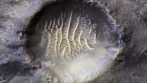 ناسا تكشف عن صورة مذهلة لفوهة بركانية على المريخ تحمل 