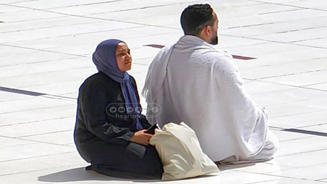 تفيأت ظل أخيها.. صور من المسجد الحرام تخطف الأنظار وصاحبتها تعلق