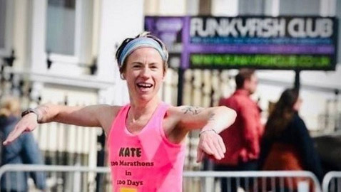 تنهي 100 سباق ماراثون خلال 100 يوم