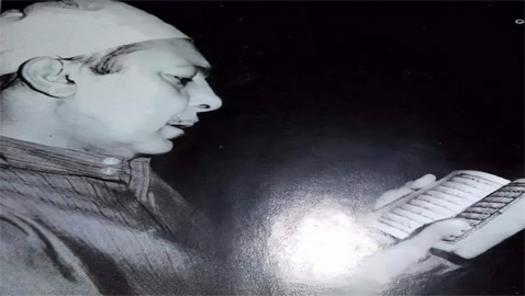 صورة نادرة لـ رشدي أباظة بالجلابية والمصحف: علامات الشيب ظاهرة على شعره