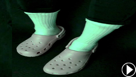 على نسق الفستان الشهير شاهد واحكم.. هل هذا حذاء أخضر أم وردي؟