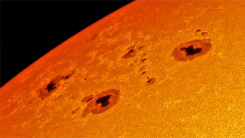 عملاقة لدرجة مرعبة! ظهور بقع على سطح الشمس قد تشكل خطرا بالمستقبل