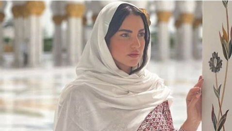 بـ الطرحة.. درة تخطف الأنظار من مسجد الشيخ زايد
