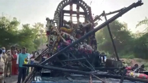 مقتل 11 باصطدام شاحنة بخطوط كهرباء في مهرجان بالهند.. صور
