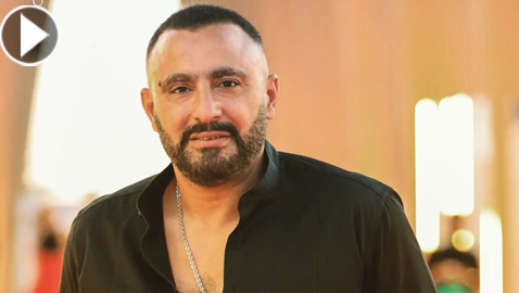 فيديو أحمد السقا يفاجئ جمهوره ويقود عربة بحصان في شوارع القاهرة