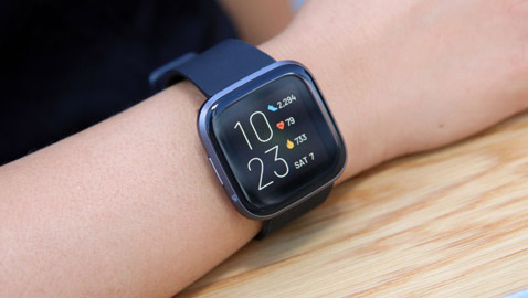 انفجرت بطارية الساعة وحرقتهما! امرأتان ترفعان دعوى قضائية على جوجل