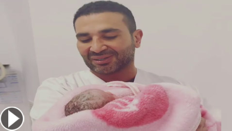 فيديو: أحمد سعد يرزق بطفلته الأولى 